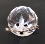 SWAROVSKI - Pequeno objeto decorativo em  cristal Swarovski em formato de animal. Medida diâmetro 2 cm.