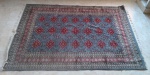 Tapete persa com tonalidades predominantes vermelho, azul e marrom. Medidas com franja  1,98 x 2,58 m.