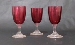 Conjunto contendo 3 cálices em cristal na tonalidade vinho, com pé translúcido. Medida altura 9,5 cm e diâmetro da boca 4,5 cm.