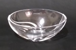 Bowl em cristal translúcido, oval, com lapidação manual em alto relevo. Medida altura 5 cm, largura 13,5 cm e profundidade 11,5 cm.