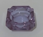 Cinzeiro para charuto em cristal lapidado, facetado, com formato quadrado, na tonalidade azul. Medida altura 5 cm e lados 10 cm.