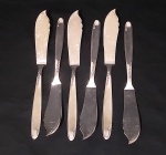 MERIDIONAL - Conjunto de facas para peixe em metal espessurado a prata, contendo 6 unidades, com detalhes de rosas em alto relevo.