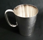 CHRISTOFLE - Caneca em metal espessurado a prata com alça. Medida altura 11,5 cm.