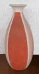 Vaso bojudo em cerâmica com acabamento texturizado. Necessita limpeza. Medidas 44 x 15 x 12 cm.