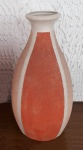 Vaso bojudo em cerâmica com acabamento texturizado. Necessita limpeza. Medidas 35 x 14 x 9 cm.