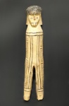 Boneca indígena, da tribo Carajás do alto do Xingú, em madeira entalhada a mão, com policromia original da tribo. Apresenta avaria no pé esquerdo. Medidas aproximadas: altura 30 cm, comprimento 7 cm e largura 6 cm.