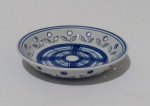 MIKASA - Petisqueira em porcelana chinesa na tonalidade branca com detalhes azuis e borda vazada. Medida altura 3,5 cm e diâmetro 17,5 cm.