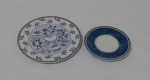 VILLEROY & BOCH - Lote contendo 2 pratos em porcelana nas tonalidades branco, azul e verde. Diâmetro maior 21 cm e menor 15 cm.