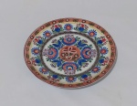 SCHMIDT - Prato decorativo para parede em porcelana, com pintura manual de tema floral. Medida diâmetro 25,5 cm.