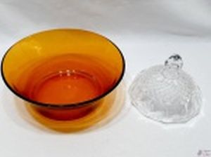 Lote de tampa em cristal moldado e travessa redonda funda bowl em vidro âmbar. Medindo a travessa 22cm de diâmetro x 9,5cm de altura.