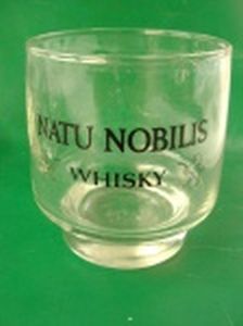 Copo Vidro Com Logo De Whisky Natu Nobilis. MEDINDO:  8,5CM DE ALTURA