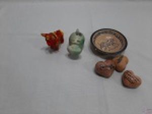 Lote composto de petisqueira e 3 corações em cerâmica pintada, 1 enfeite de hipopótamo e 1 boi em cerâmica pintada. Medindo a petisqueira 10,5cm de diâmetro, o boi possui umas perdas.