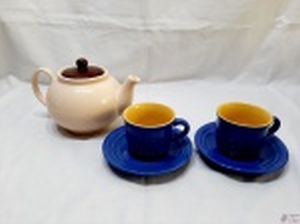 Jogo de 2 xícaras de chá com bule em porcelana. Medindo o bule 23cm bico alça x 14,5cm de altura.
