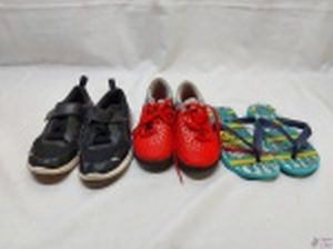 Lote de calçados infantis, composto de chinelo da Havaianas Tam 29/30, chuteira society da Nike tam 28 e tênis da Puma tam 28.