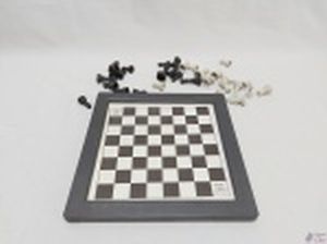 Jogo de xadrez completo em plástico duro. Medindo o tabuleiro 24cm x 24cm e o rei 5cm de altura. Com tabuleiro de resta um no fundo.