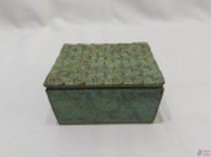 Caixa retangular em ferro forget com patina verde. Medindo 10,5cm x 9cm x 5cm de altura.