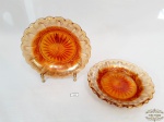 2 Pratos em vidro  Carnival Glass  bordas ondulalas . Medida: 19 cm diametro