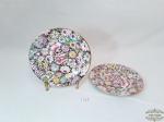 2 Pratos Decorativos Decorados Flores Porcelana  oriental de Macau. Medida: 18 cm diametro