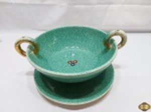Fruteira redonda bowl com 2 alças e presentoir em cerâmica verde. Medindo 24cm de diâmetro de boca x 14cm de altura. Uma das alças possui um fio de cabelo.