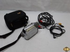 Filmadora Canon, modelo zr830 mini dv, com bolsa e cabos, produto não testado, não acompanha cabo de energia e carregador de bateria.