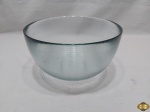 Travessa redonda funda bowl em vidro incolor com relevos. Medindo 22cm de diâmetro x 12cm de altura.