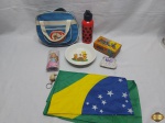 Lote composto de bandeira do Brasil, prato infantil em plástico duro, garrafa infantil em alumínio, etc. Medindo a garrafa 21cm de altura.