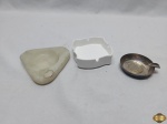 Lote de 3 cinzeiros, sendo 1 em mármore, 1 em prata 90 e 1 em porcelana. Medindo o cinzeiro de porcelana 9cm x 9cm x 3cm de altura. O cinzeiro mármore possui um leve bicado.