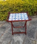 Bandeja com 6 Azulejos Azul e Branco com Pés em Madeira. Medida: 58 cm x 34 cm x 71 cm altura