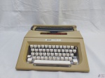 Antiga máquina de escrever da marca Olivetti Nom 354-1, fabricação Mexicana. Perfeito estado de conservação.