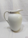Enorme jarra bojuda em porcelana Royal inglesa branca. Medindo 30cm de altura x 26,5cm bico alça.