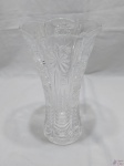 Vaso floreira em demi cristal ricamente lapidado. Medindo 24,5cm de altura x 14,5cm de diâmetro de boca.