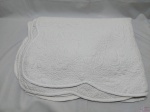 Manta / cobre leito Matelassê de casal, na cor branca. Com marcas de guardado, medindo 220cm x 160cm.