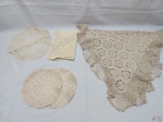 Lote de 5 tecidos para decoração. Sendo um caminho de mesa em crochê, medindo 105cm x 70cm