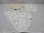 Lote de Tecidos de cozinha em crochê, composto por caminho de mesa em forma de coração  Medindo : 85 x 66 cm.