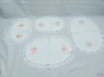 Lote de 6  tecidos para decoração em algodão com lindos bordados. Medindo : 45 x 32 cm.