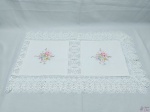 Caminho de mesa em algodão e lindos bordados. Medindo: 130 x 40 cm.