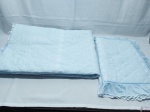 Lote de  Cobre leito casal  com 2 fronhas  Azul com bordados estilo português. Medindo: 200 x 140 CM.