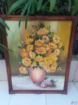 Quadro óleo sobre tela de vaso de flores, assinado Maria Augusta, moldura em madeira entalhada. Medindo a moldura 95cm x 80cm.