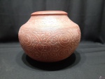 Vaso bojudo em cerâmica trabalhada com relevos tipo marajoara. Medindo 21,5cm de altura x 27cm de diâmetro.