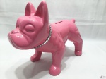 Cofre em porcelana na forma de cachorro bulldog francês na cor rosa. Medindo 33cm de comprimento x 25cm de altura.