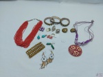 Lote várias bijuterias em diversos materiais. Composto de colar, pulseira, etc.