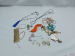 Lote várias bijuterias em diversos materiais. Composto de colar, pulseira, etc.