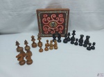 Jogo de peças de xadrez em madeira. Está faltando 3 peças pretas e 1 peça marrom. Medindo o rei 9cm de altura.