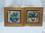 Par de Quadros Decorativos com moldura em madeira e imagens de legumes. Medindo: 27 x 27 cm.