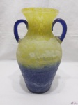 Vaso Floreiro bojudo com 2 alças em vidro de murano azul e amarelado fosqueado Medindo: 26 cm altura , 16 cm alça á alça.