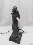 Abajur com escultura de dama antiga em resina. Medindo: 32,5 cm de altura. Funcionando perfeitamente, acompanha a lâmpada.