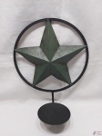 Enfeite de parede na forma de estrela com suporte para vela em metal. Medindo: 33 cm de altura x  35 cm  de diâmetro.