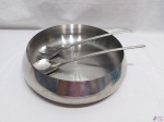 Bowl saladeira com par de talheres em aço inox.Medindo o bowl: 27 cm de bojo x 7,5 cm de altura.