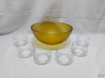 Lote composto de Bowl em vidro moldado âmbar e 6 cumbucas em vidro incolor. Medindo o bowl âmbar: 28,5 cm de diâmetro x 12,5 cm de altura.