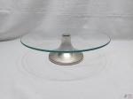 Prato de Bolo em vidro temperado com pé em Prata 90. Medindo:35,5  cm de diâmetro x 10,5 cm de altura.